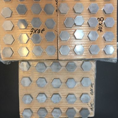 Κεραμική Πλάκα Βαλλιστικής από Καρβίδιο του Βορίου με Προσαρμοσμένες Διαστάσεις, Πυκνότητα 2,52g/cm3 και Σκληρότητα 3000-3300 HV για Προστασία Κεραμικού Υψηλής Ποιότητας